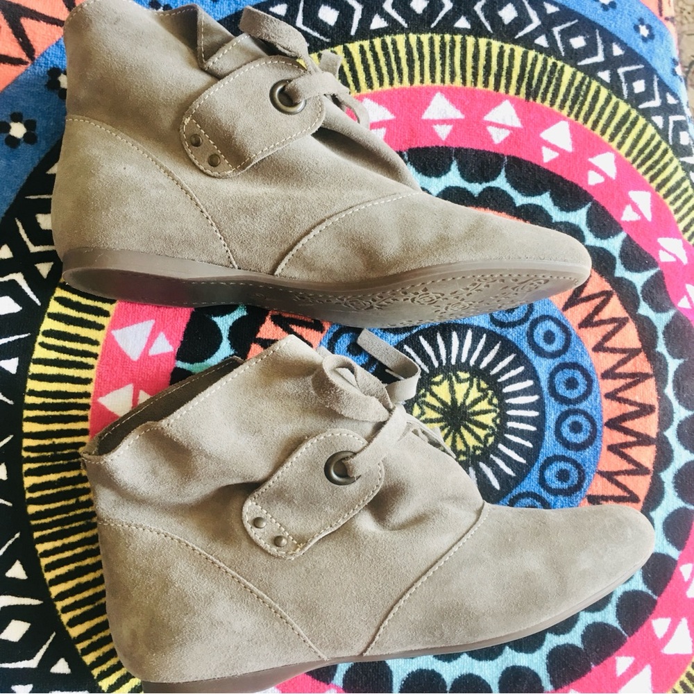 Global Essentials grey suede ankle booties boots flats. Size 41. US 11 NWOT